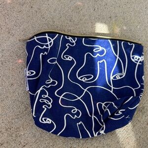 Elizabeth Arden Navy and White Line Art Pouch